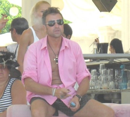 În timp ce Bamboo din Mamaia era demolat, Castellano făcea plajă la Miami